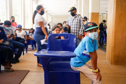 Niños participan del proceso de vacunaciónen Guayaquil (Ecuador) en una imagen de archivo.