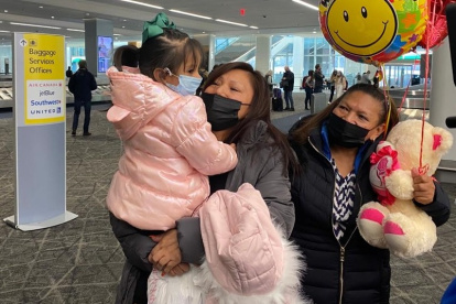 Momento en el que se encuentra la menor de tres años junto a su abuela en Nueva York.