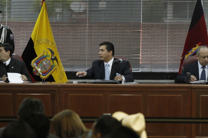 Jueces. Jorge Blum (izquierda) y Wilson Merino (ponente, centro), dos de los tres integrantes del tribunal de casación que ratificó la sentencia del caso El Universo.