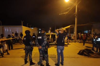 Policías llegaron al sitio donde habrían quemado a presuntos delincuentes.