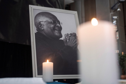 Velas encendidas han sido colocadas delante de una fotografía del difunto arzobispo emérito Desmond Tutu en el centro civil de Ciudad del Cabo, Sudáfrica.
