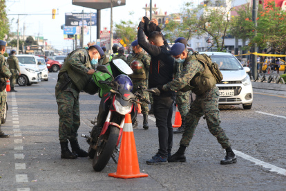 Controles El cuerpo militar se encargará de apoyar en los controles; en el exterior de la cárcel y en las calles con la Policía Nacional.