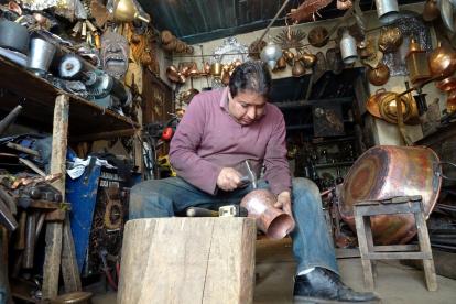 Juan Gutiérrez, un forjador de metales en la ciudad de Cuenca. Destaca por mantener ese oficio que sus ancestros le enseñaron.