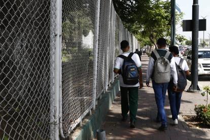 Desde el 22 de noviembre pasado, muchos estudiantes asisten de forma presencial a los planteles educativos.