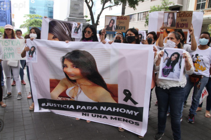 Un plantón para pedir justicia por Naomi Arsentales, fuera de la Fiscalía se realizó hace pocos minutos en Guayaquil.
