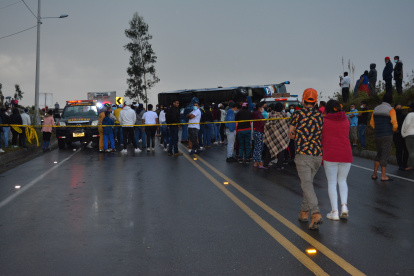 Los habitantes del sector denominado "Curva de la muerte", aseguraron que los accidentes ocurren con frecuencia en el sector.