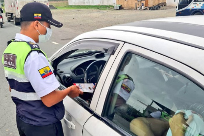 Controles. Los agentes de tránsito revisaron la documentación de vehículos particulares y de transporte masivo de personas.
