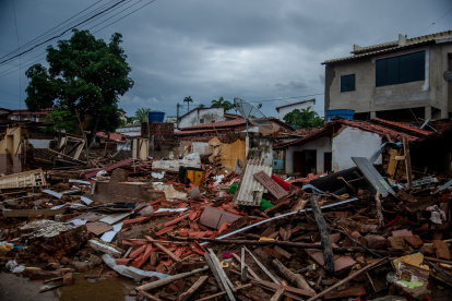 Fotografía de casas destruidas por inundaciones provocadas por lluvias hoy, en la ciudad de Itambé, en el estado de Bahía.