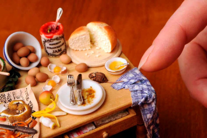 Una mesa de cocina en miniatura perteneciente al Festival de Casas de Muñecas de Kensington.