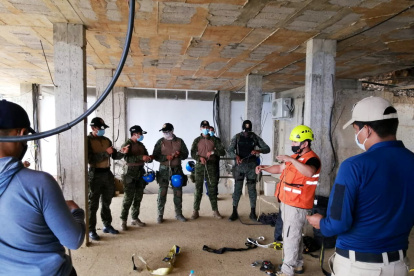 Capacitación. Los militares se preparan para recorrer el ambiente de las minas.