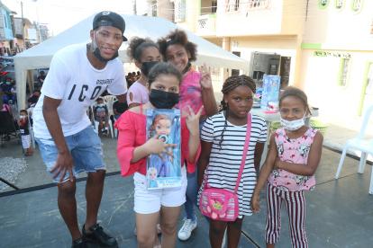 Gonzalo Plata departió con los niños de su tradicional barrio por Navidad.