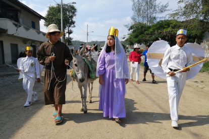 San José y María caminan junto a los ángeles por las calles de Sitio Nuevo.