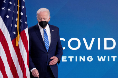 El presidente de Estados Unidos, Joe Biden, llega para participar en la reunión virtual del equipo de respuesta a la covid-19 de la Casa Blanca, este 27 de diciembre de 2021.