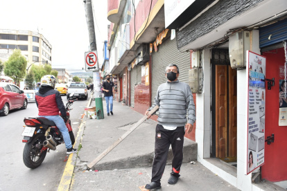 Los vecinos buscan defenderse con palos u otros objetos.
