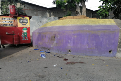 El sitio fue acordonado para la búsqueda de indicios y luego el cuerpo fue trasladado al Laboratorio de Criminalística y Ciencias Forenses.