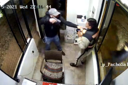 El robo se produce mediante amenazas o violencia sobre las víctimas, al sustraerse o apoderarse de un bien mueble propio o del que sea custodio.