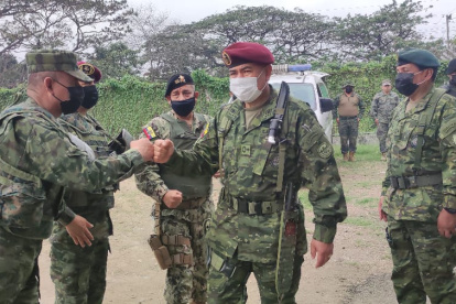 Ceremonia. El jefe del Comando Conjunto Fabián Fuel, en el relevo de tropas afuera de la Penitenciaría.