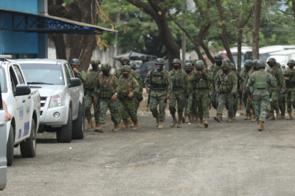 Militares y policías ingresaron al centro ante los posibles disturbios.