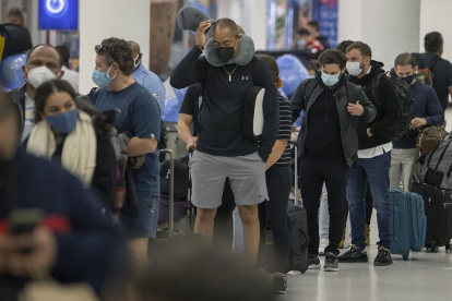 El drama de no poder volar se vive en muchos aeropuertos del mundo en estos momentos.