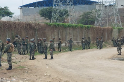 Militares vigilan palmo a palmo los alrededores del mayor reclusorio en Guayaquil, donde se presume un intento de fuga.
