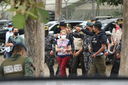 La ministra Alexandra Vela, acompañada de otras autoridades, recorre la Penitenciaría del Litoral.
