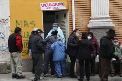 Largas filas se forman en este país andino, donde es obligatoria la vacunación anticovid
