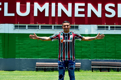 Mario Pineida dejó Barcelona para incorporarse al Fluminense.