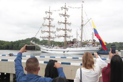 Fotografía cedida por la Secretaría General de Comunicación de la Presidencia (Secom) que muestra la partida del buque escuela de la Armada ecuatoriana, "Guayas", hoy, en Guayaquil (Ecuador).