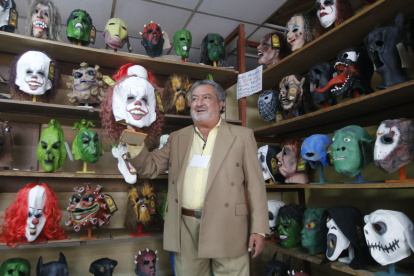 Variedad. Vicente Paredes muestra al payaso It, una de sus ofertas.