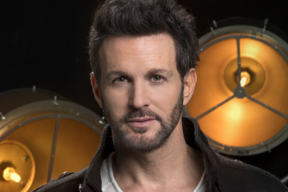 Axel tiene 44 años.