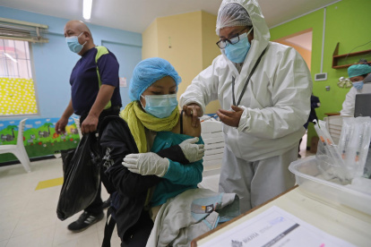 Una mujer recibe una vacuna contra la covid-19 en El Alto (Bolivia)