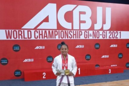 La ecuatoriana se subió al podio en su categoría de peso y en el absoluto.