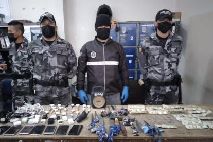 Armas, licor artesanal y dinero se incautó en las cárceles de  Pichincha