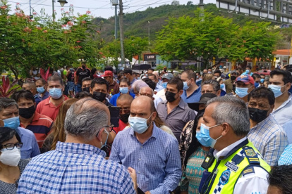Representantes de más de 50 líneas de buses urbanos de Guayaquil se concentran en los exteriores de la ATM