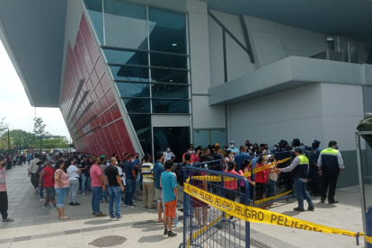 Ante el aumento de contagios por covid-19, en Guayaquil las personas se aglomeraron para acceder a una prueba PCR gratuita