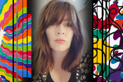 María Ayala junto a sus obras