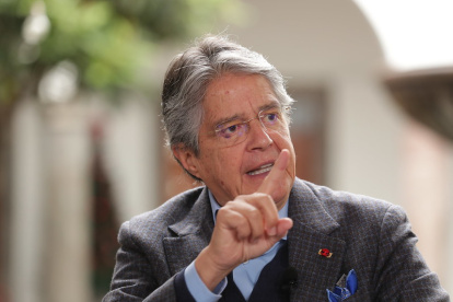El presidente de la República, Guillermo Lasso, durante una entrevista radial.