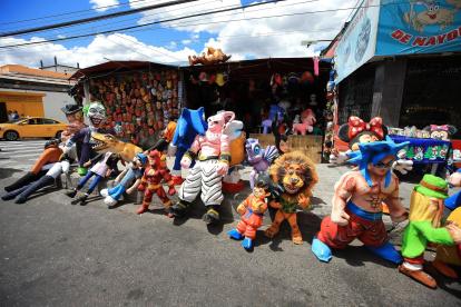 Monigotes de personajes de películas y programas de televisión en Quito (Ecuador), en una fotografía de archivo.