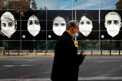 Un hombre camina frente a un centro de vacunación en Barcelona, en una imagen de archivo.