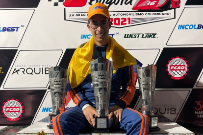 Mateo Villagómez celebra el título alcanzado en las 6 horas de Bogotá.