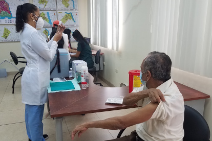 Una persona de la tercera edad acude a colocarse la tercera dosis de la vacuna contra la COVID-19 en el centro de salud de El Cisne 2, en Guayaquil,