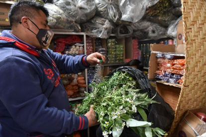 En los mercados de Quito se comercializan atados de hierbas desde los dos dólares.