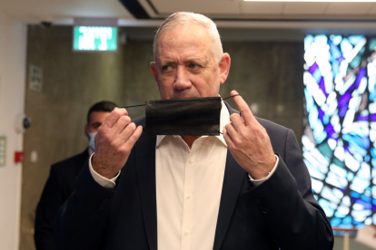 El ministro israelí de Defensa, Benny Gantz, se reúne por segunda vez con el presidente palestino, Mahmud Abás, y trataron algunos temas / ABIR SULTAN /EFE