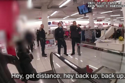 Captura de pantalla tomada del video cedido hoy por el Departamento de Policía de Los Ángeles (LAPD) que muestra el momento del operativo contra el atacante Daniel Elena López (fuera de foco) en que resulto muerta la ciudadana chilena Valentina Orellana (fuera de foco) por disparos de un agente, en una tienda de ropa de Los Ángeles (EE.UU).