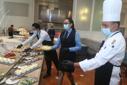 Restaurante. Parte del personal del hotel Hilton Colón que les toca trabajar este fin de año a medianoche, en la fiesta que ofrece este local.