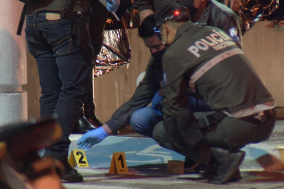 Personal de la policía acudió al lugar para iniciar las investigaciones