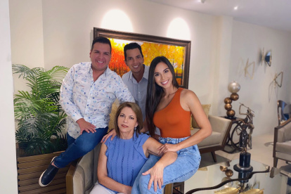Con sus hermanos Andrés y María Belén y su madre, Dora.