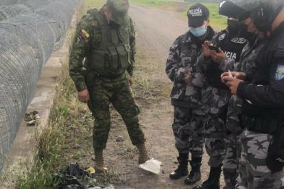 Evidencias. Artículos prohibidos se hallaron embalados en un bulto negro en los exteriores de la cárcel.