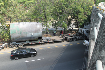 Trailer no pudo pasar por un puente