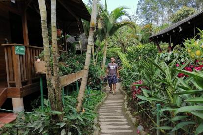 Un turista extranjero camina hoy por un resort cercano a la ciudad de Quito (Ecuador).